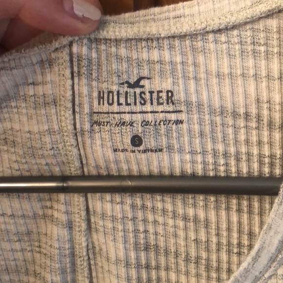 Button up gray Hollister top - Picture 3 of 3